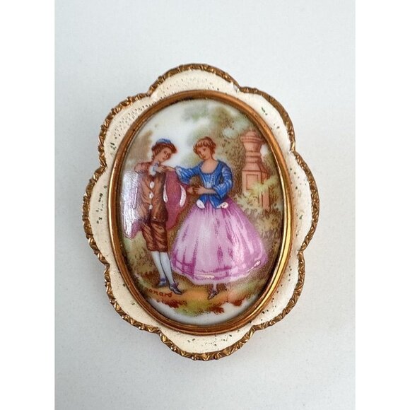 Vintage Fragonard Pendant Brooch Romantic Courting Couple Made in England Signed - Picture 1 of 6